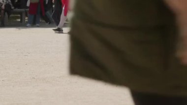 Paris, Fransa 'daki Jardin De Tuileries' de turistler. Yüksek kalite 4k görüntü