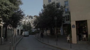 Fransa, Paris 'teki Marais bölgesinde sokak manzarası. Yüksek kalite 4k görüntü