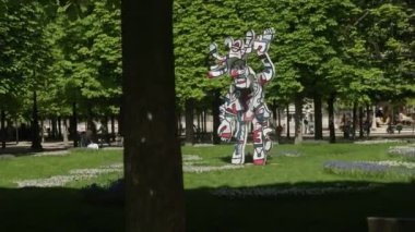 Paris 'teki Jardin de Tuileries parkında modern heykel. Yüksek kalite 4k görüntü