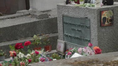 Paris 'teki Pere Lachaise mezarlığında Rock efsanesi Jim Morrison' ın mezarı. Yüksek kalite 4k görüntü