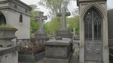 Paris, Fransa 'daki ünlü Pere Lachaise mezarlığında mezarlar. Yüksek kalite 4k görüntü