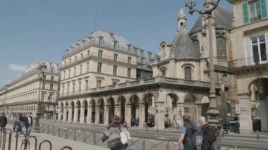 Rue de Rivoli alışveriş caddesi Paris şehir merkezinde. Yüksek kalite 4k görüntü