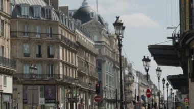 Rue de Rivoli alışveriş caddesi Paris şehir merkezinde. Yüksek kalite 4k görüntü