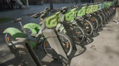 Paris 'te arka arkaya kiralık bisikletler. Yüksek kalite 4k görüntü