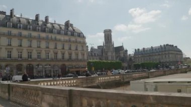 Paris, Louvre yakınlarındaki saray Rue de Rivoli 'den izleniyor. Yüksek kalite 4k görüntü