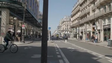Rue de Rivoli alışveriş caddesi Paris şehir merkezinde. Yüksek kalite 4k görüntü