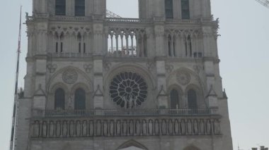 İşçilerle Notre Dame De Paris cephesi. Yüksek kalite 4k görüntü