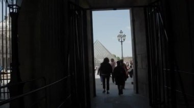 Louvre Sarayı, Paris, Fransa 'da sanat müzesi. Yüksek kalite 4k görüntü