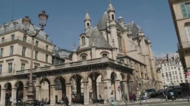 Paris, Louvre yakınlarındaki saray Rue de Rivoli 'den izleniyor. Yüksek kalite 4k görüntü