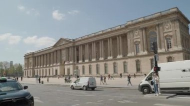 Paris, Louvre yakınlarındaki saray Rue de Rivoli 'den izleniyor. Yüksek kalite 4k görüntü