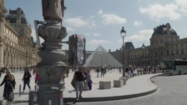Paris, Fransa 'daki Louvre Sarayı' nda cam piramitli turistler. Yüksek kalite 4k görüntü
