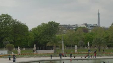 Paris 'te Eyfel kulesi olan Jardin Du Lüksemburg parkı. Yüksek kalite 4k görüntü