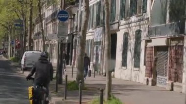 Paris 'te bisikletçinin peşinden giden otobüs. Yüksek kalite 4k görüntü