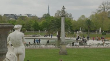 Paris 'te Eyfel kulesi olan Jardin Du Lüksemburg parkı. Yüksek kalite 4k görüntü