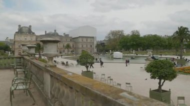 Lüksemburg Sarayı Paris, Fransa 'daki ünlü Jardin Du Lüksemburg' da. Yüksek kalite 4k görüntü