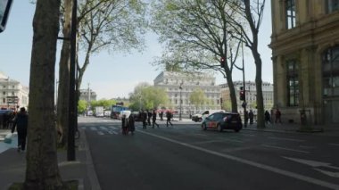 Paris Ile De La Cite şehir merkezinde trafik var. Yüksek kalite 4k görüntü