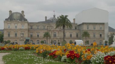 Lüksemburg Sarayı Paris, Fransa 'daki ünlü Jardin Du Lüksemburg' da. Yüksek kalite 4k görüntü
