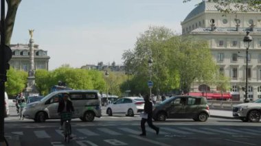 Paris Ile De La Cite şehir merkezinde trafik var. Yüksek kalite 4k görüntü