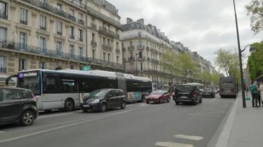 Paris Veme arr. Trafik ve binalar. Yüksek kalite 4k görüntü