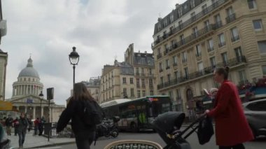 Ünlü Pantheon 'lu Paris caddesi. Yüksek kalite 4k görüntü