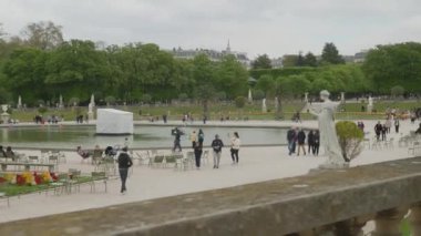 Paris, Fransa 'daki Jardin Du Lüksemburg' da turistler. Yüksek kalite 4k görüntü