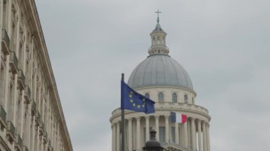 Paris 'te Avrupa Birliği ve Fransa bayraklarıyla panteon. Yüksek kalite 4k görüntü