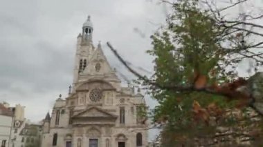 Paris şehir merkezindeki St. Etienne Du Mont kilisesi. Yüksek kalite 4k görüntü