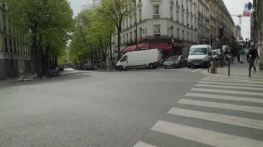 Paris, Fransa 'da mavi ışıkları olan bir polis arabası. Yüksek kalite 4k görüntü