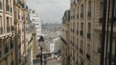Montmartre merdivenlerinden Paris 'e güzel bir manzara. Yüksek kalite 4k görüntü