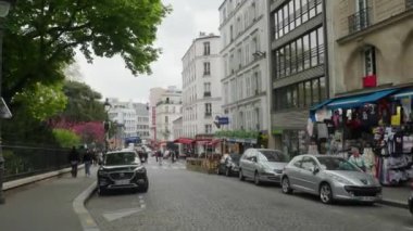Sacre-Coeur Du Montmartre yakınlarındaki Paris mahallesinde. Yüksek kalite 4k görüntü