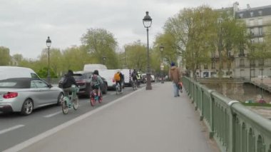 Seine nehri üzerindeki Paris köprüsünde trafik sıkışık. Yüksek kalite 4k görüntü