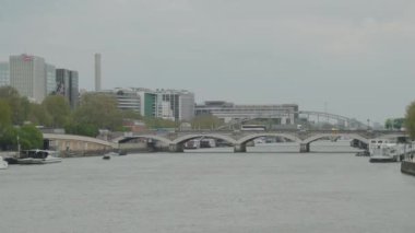 Paris, Fransa 'daki Seine nehri ve iş binaları. Yüksek kalite 4k görüntü