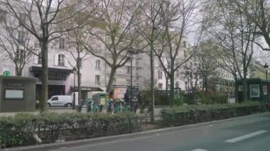 Montmartre, Pigalle yakınlarındaki Paris 'te bisikletçiler. Yüksek kalite 4k görüntü