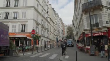 Sacre-Coeur Du Montmartre yakınlarındaki Paris mahallesinde. Yüksek kalite 4k görüntü