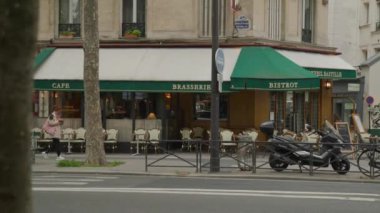 Fransa, Paris 'teki Brasserie Restoran Cafe' nin dış tarafında. Yüksek kalite 4k görüntü