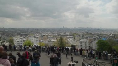 Paris, Fransa 'daki ünlü Montmartre platformunda turistlerin zaman aşımı. Yüksek kalite 4k görüntü