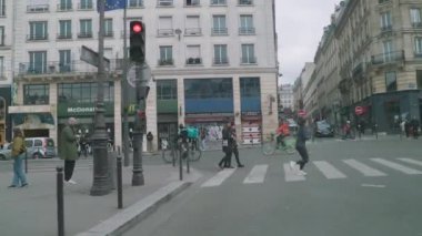 Montmartre, Pigalle yakınlarındaki Paris 'te bisikletçiler. Yüksek kalite 4k görüntü