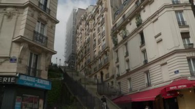 Paris, Fransa 'nın Montmartre bölgesindeki sokaklar. Yüksek kalite 4k görüntü