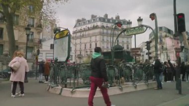 Fransa 'nın Montmartre bölgesindeki metro istasyonu. Yüksek kalite 4k görüntü