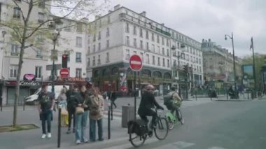 Montmartre, Pigalle yakınlarındaki Paris 'te bisikletçiler. Yüksek kalite 4k görüntü