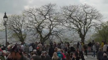Paris, Fransa 'daki ünlü Montmartre platformunda turistler. Yüksek kalite 4k görüntü