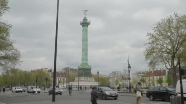 Fransa, Paris 'teki De la Bastille Meydanı' nda trafik. Yüksek kalite 4k görüntü