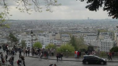 Paris, Fransa 'daki ünlü Montmartre platformunda turistler. Yüksek kalite 4k görüntü