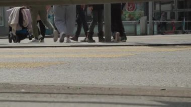 Yoldan geçenler ve geçen arabalar şehir trafiğinde. Yüksek kalite 4k görüntü