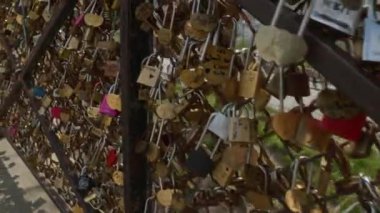 Montmartre 'da aşk romanı ve Fransa' nın Love Paris kasabası manzarası. Yüksek kalite 4k görüntü