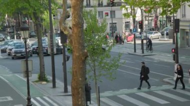 Paris, Fransa 'da Gare De Lest yakınlarında yoğun araba ve bisiklet trafiği. Yüksek kalite 4k görüntü