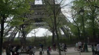 Paris 'teki Eyfeltower bahar yapraklarının arasından izledi. Yüksek kalite 4k görüntü