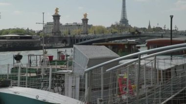 Eyfeltower ve turist tekneleriyle Paris Seine nehri. Yüksek kalite 4k görüntü