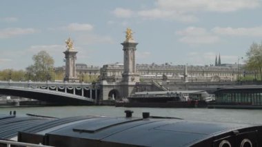 Paris 'teki Seine Nehri üzerinde çok güzel dekore edilmiş bir köprü. Yüksek kalite 4k görüntü