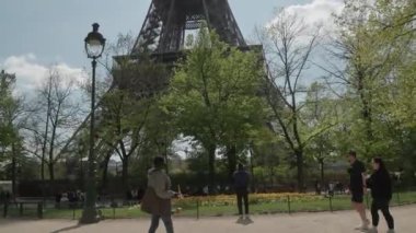 Paris 'teki Eyfeltower bahar yapraklarının arasından izledi. Yüksek kalite 4k görüntü